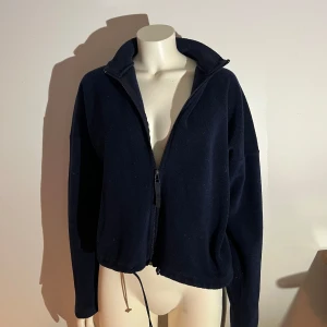 Blå Fleecetröja - Blå fleecetröja från GinaTricot i storlek S