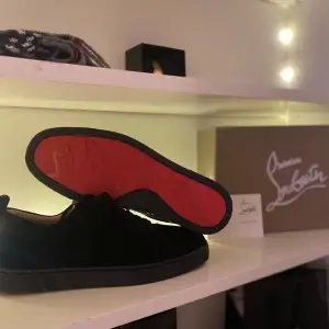 Hej! Säljer nu dessa svarta Christian Louboutin sneakers. Strlk 44. Hör av er vid frågor! ✌🏽