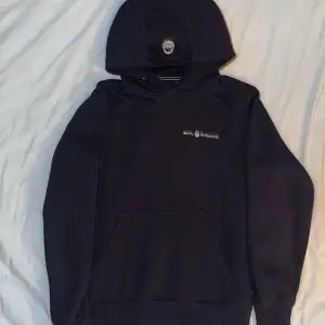 Säljer en snygg mörkblå hoodie från sailracing. Loggan är diskret men stilren på bröstet och huvan. Hör av dig vid fundering, frågor eller liknande😊