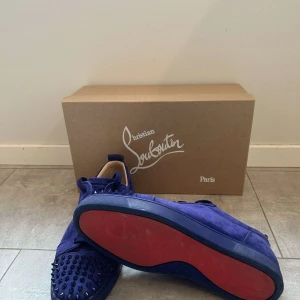 Christian Louboutins - Ett par riktigt fräscha blåa Louboutins i absolut top skick. Allt finns OG inklusive original kvittot! Hör av er vid minsta fundering eller fråga!
