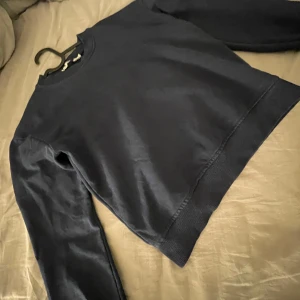 Mörkblå tröja från NA-KD - Säljer en snygg mörkblå tröja från NA-KD i storlek S. Den är i bra skick och perfekt för både vardag och chill. Tröjan har långa ärmar och en klassisk rund halsringning. Perfekt för höst och vinter, fast den är ganska kort