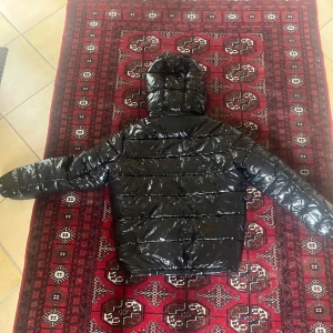 Guess Jet black vinterjacka - Säljer den då den inte kommer till användning längre. Inköpt förra året och använd i bara några få månader