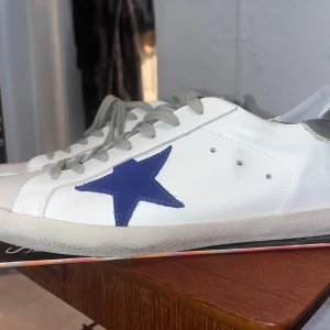 Golden goose skor | blå, silver, vit - Tja tja! Säljer nu mina as fräscha Golden goose i storlek 42. Dojorna är är bra skick. Köpta på Grailed inget OG mer en dustbag tillkommer. Orderbekeftelse finns!😇