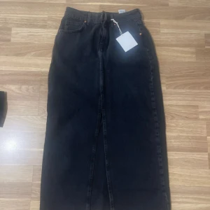 Jeans kjol  - En svart jeans kjol  Aldrig Andvänt, lappen sitter kvar 