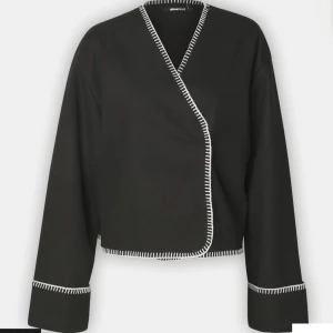 Kofta från gina - Säljer denna fina koftan då den inte kommer till användning. Ej använd och har inga defekter🤍 