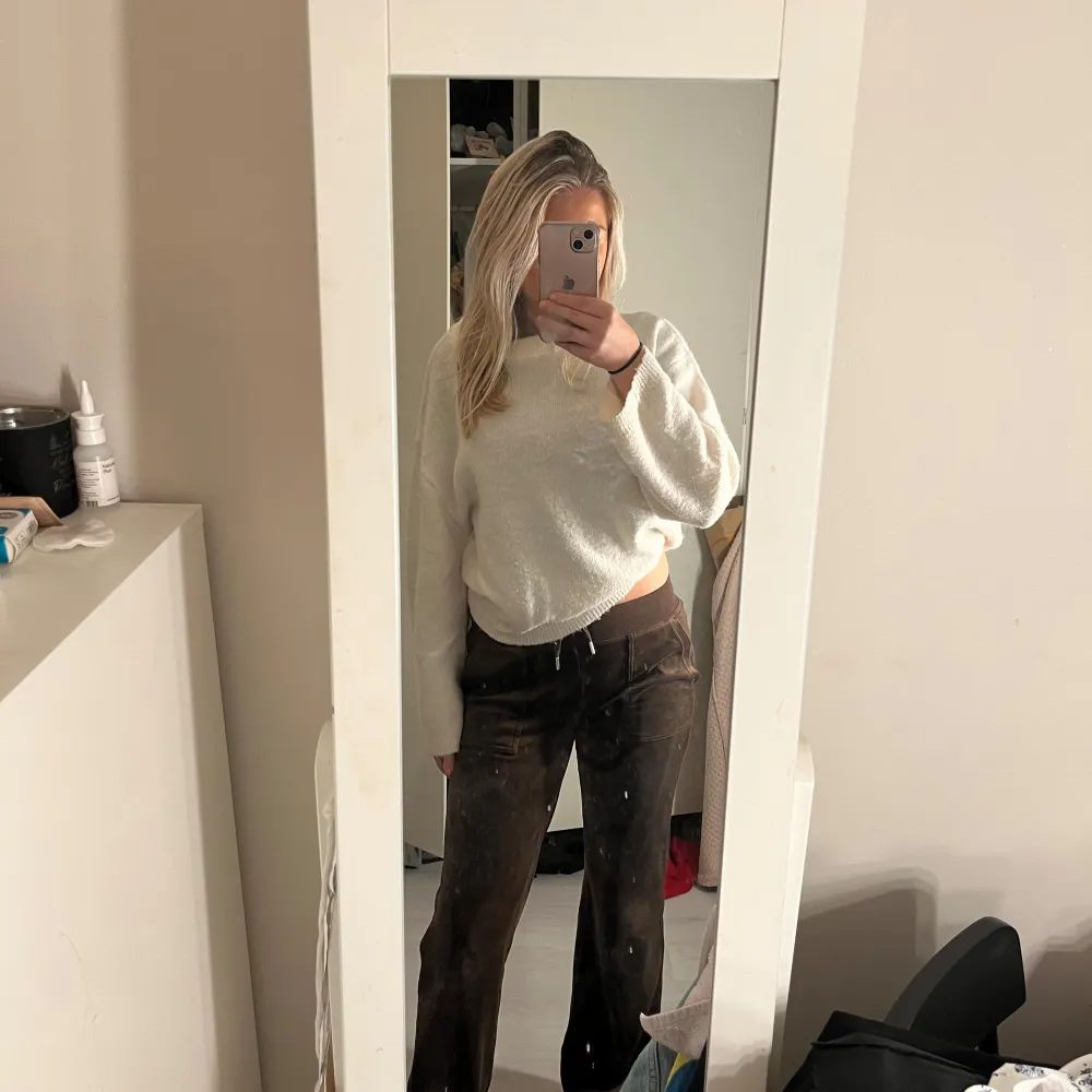 Ett par ass snygga mjukisbyxor från Juciy Couture🥰 Säljer då jag ej använder längre, säljer även till ett bra pris så jag köpte dom för 1200kr🥰. Jeans & Byxor.