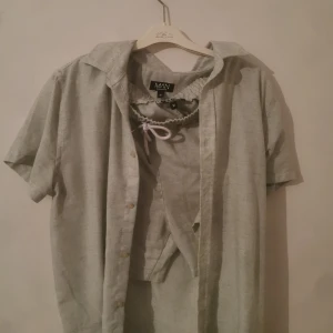 Skjorta och shorts kit - Kit ifrån boohoman. Fått för stora biceps därav säljer jag. Sjukt snyggt på sommaren! 