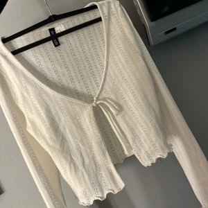 Hm topp - Heej säljer denna topp från hm, aldrig använd då de inte riktigt va min typ.💗