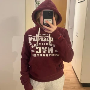 Superdry hoodie - Vinröd hoodie från Superdry i fint skick, knappt använd☺️