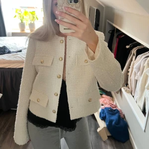 Vit jacka - Säljer denna fina jacka då den inte kommer till användning 💞💞
