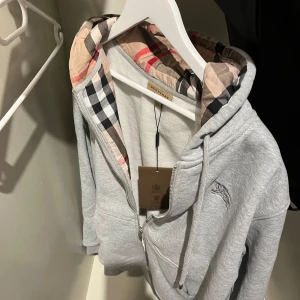 Burberry hoodie - Säljer min burberry hoodie eftersom jag känner att stilen inte passade mig som jag hade velat. 