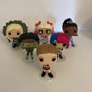 Detta är Funko Pops av WWE kvinnor. Bland annat Ronda Rousey, Asuka, Naomi, Alexa Bliss, Charlotte Flair och Bianca Belair. De kostar 100 kr styck. Kontakta mig om vilken/vilka av de ni vill köpa, om ni är intresserade 😊 