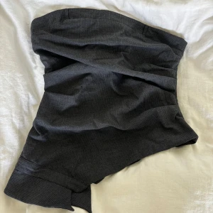 Grå randig zara topp - Topp med randigt mönster i storlek S med dragkedja💕