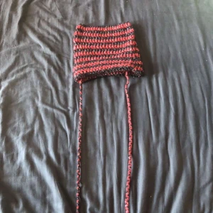 KATT MÖSSOR HANDGJORDA  - Det mycket tid att göra det är därför de är så dyra Jag kan göra enfärgade och flerfärgade, priset kommer också att variera beroende på hur många färger. Färgerna jag har för tillfället är svart, röd, rosa och grå men jag kan överväga att köpa.