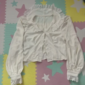 vit blus - Säljer för att jag inte använder den! Har haft på den 2 gånger. Fint material och inga fläckar! Klicka på köp om du vill ha! Skriv till mig om du har frågor!