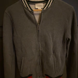 Gucci kofta  - Knappt använd  Bra skick  Säljer för att den inte passar mig längre 