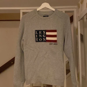 Stickad Lexington tröja - Säljer min lexington tröja som används ganska mycket. Kvaliteten är fortfarande bra trots användning. Pris går att diskutera.