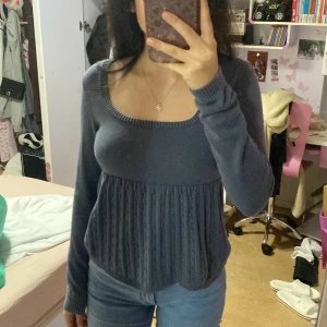 Hollister Babydoll tröja - En urgullig topp från Hollister i storlek XS! Färgen är en grå-liknande blå ”Dusty Blue” Säljer då den inte passar min stil längre.