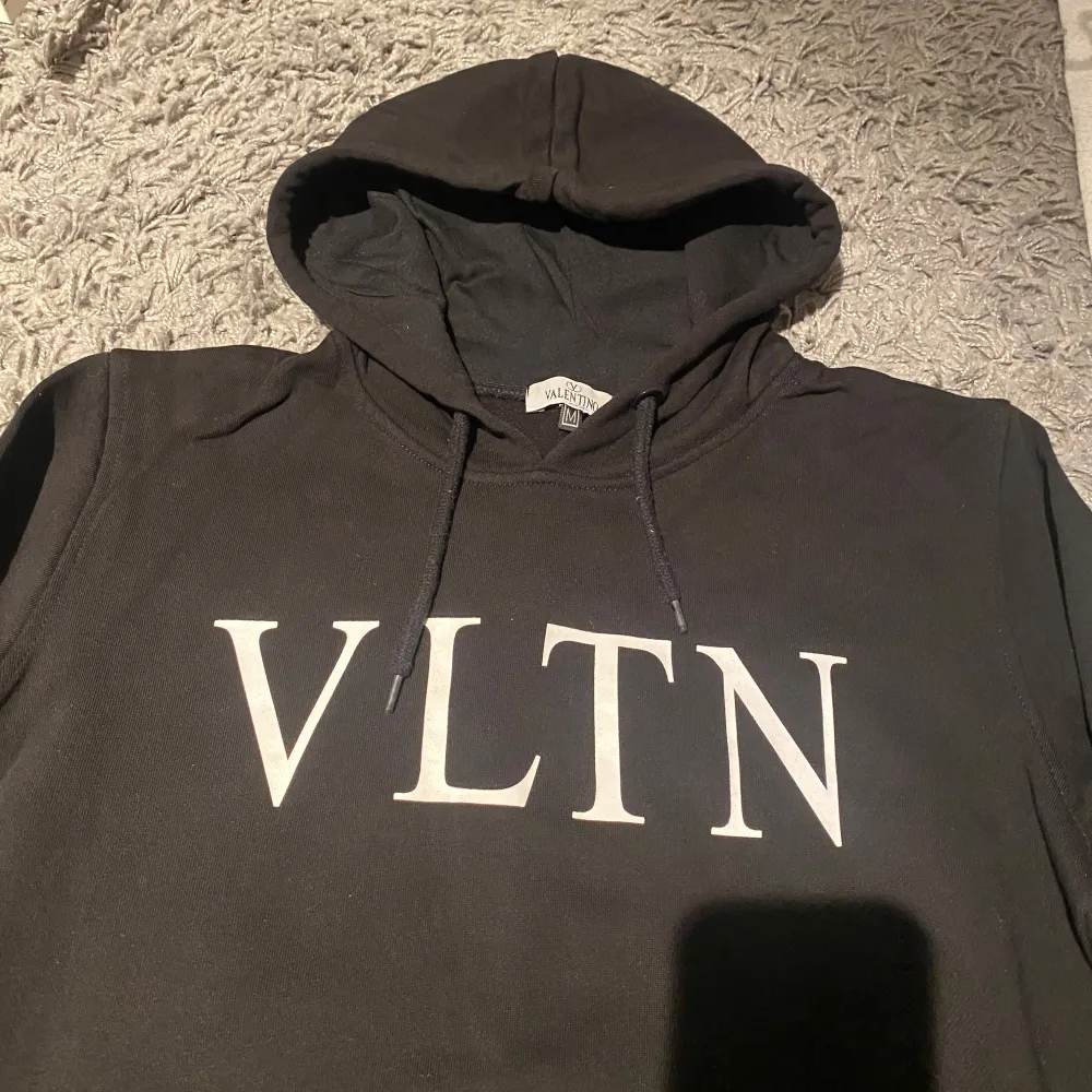 Ärr i så bra skick älskar denna hoodie men använder inte den längre mycket fin och bra nu i för hösten och vintern. Hoodies.