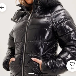 Glansig trendig jacka från Nelly  - Köptes förra vintern från Nelly i storlek M för 900 Säljer då den är lite stor