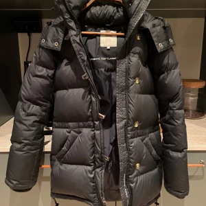 Jättefin vinterjacka från Boomerang  - Skitsnygg tjock vinterjacka från Boomerang. Bra skick, passar mig som har storlek XS (dvs större än en storlek xxxs) 💕💕 Skriv vid frågor eller för mer bilder.