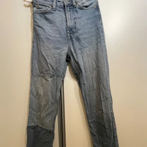 Lappade jeans  - Högmodjade straightleg, lappade jeans. Super snygga och bekväma. Använda många gånger, detta syns på några läsa trådar vid slutet av benen och vid en av fram fickorna, annars är dom i bra skick. 