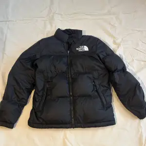 En north face jacka i okej skick med en lagning längst ner på vänstra armen, det är en junior jacka i storlek L som motsvarar XS i vanlig storlek, säljer pga att jag ej använder längre. Köpare står för frakt.