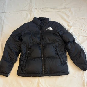 The north face jacka XS - En north face jacka i okej skick med en lagning längst ner på vänstra armen, det är en junior jacka i storlek L som motsvarar XS i vanlig storlek, säljer pga att jag ej använder längre. Köpare står för frakt.