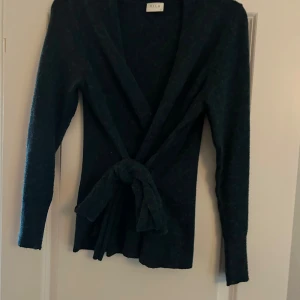 Grön kofta  - Mörkgrön kofta som knyts i midjan 