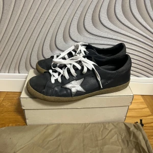 Golden Goose skor - Säljer dessa tvär feta golden goose.  Storlek 42 EU (41 IT).  Skorna är knappt använda och slitningarna är del av designen.  Låda OCH dustbag medföljer vilket visar att skorna är äkta. 