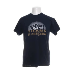 Vintage Titans T - Skön Vintage Titans T-Shirt i relativt gott skick förutom att den är nopprig över hela varan men det brukar bli så och det är inget som märks. Skriv om ni har några funderingar. Tack 