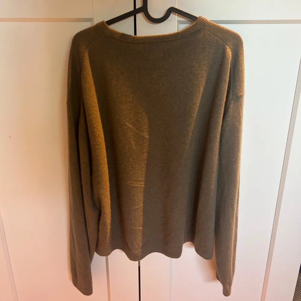 Fin cashmere tröja från h&m som inte kommer till någon användning! Vid snabb affär kan jag gå ner i pris🩷. Tröjor & Koftor.