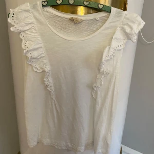 Vit T-shirt  - Super fin t-shirt från Holly & Whyte. Storlek M men passar mig som har S💞