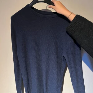 Sweatshirt  - Mörkblå sweatshirt ifrån dressmann i storlek S, mycket bra skick