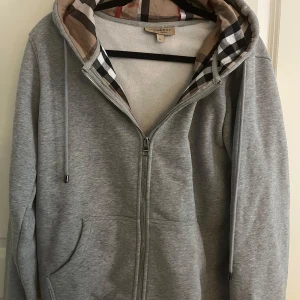 Burberry hoodie - Säljer denna extremt feta hoodie från burberry i storleken L men den passar mer som M. Hör gärna av er vid frågor eller om ni vill ha bilder! Orginal tag medkommer✅