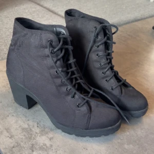 Klackskor - Svarta klackskor från attitude i fint skick, knappt använda☺️