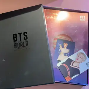 BTS World album soundtrack från mobilspelet. Inkluderar allt i bilden (cd, bok, photocards). Lite lätt slaget album och vit fläck på omslaget. Säljes pga tappat intresse.