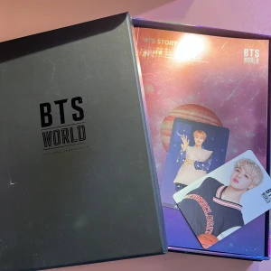 BTS World Original Soundtrack Album - BTS World album soundtrack från mobilspelet. Inkluderar allt i bilden (cd, bok, photocards). Lite lätt slaget album och vit fläck på omslaget. Säljes pga tappat intresse.