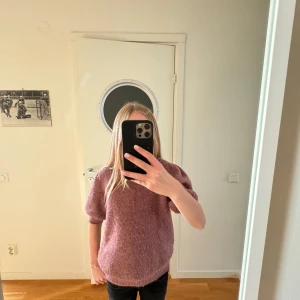  Stickad kortärmad tröja  - Säljer min sticade tröja från Vera Moda. Lite nopprig. Pris kan diskuteras 💛
