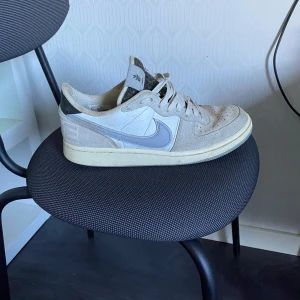 Nike skor st 42 - Nike terminator low i stprlek 42. Köpta för 1500kr för ca ett år sedan. De är i användt skick