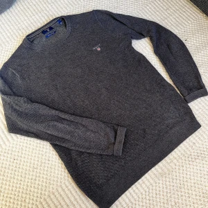 GANT cotton sweatshirt - Säljer stilren tröja från Gant🤩 Litet hål i höger armhåla, utöver det bra skick. Används inte längre pga växt ur den. Nypris 1300.