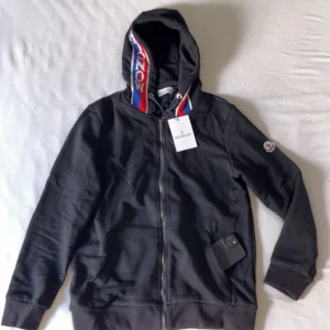 MONCLER Blue cotton hoodie och byxorna - MONCLER Blue cotton hoodie Size L men den passar dem som är M