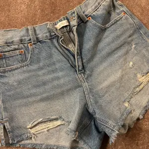 Säljer dessa jeans shorts från zara. I super bra skick!🥰