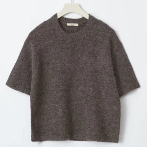 Stickad t shirt - Säljer en helt oanvänd stickad t shirt från Gina, storlek S 😊