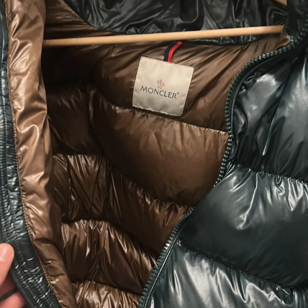 En moncler maya som är i jätte bra skick håller dig varm under vintern . Jackor.