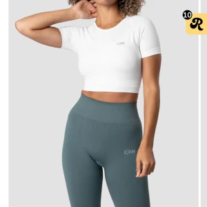 träningströja  - En topp från ICANIWILL i väldigt bra skick, endast använd några gånger! Inga defekter. På deras hemsida kostar tröjan 399kr. 