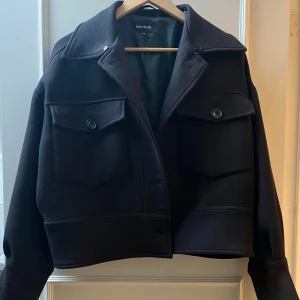 Meotinejacka - Säljer denna Meontine jacka (utan päls) Jag har alltså inte pälsen till jackan. Knappen längst ner var av men ersatte den med en ny som ser nästan likadan ut, Inget man tänker på.  Skriv för frågor!💕