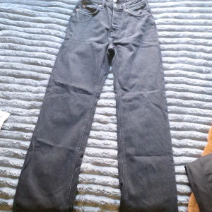 Jeans svarta - Svarta jeans knappt använda  Flera knappar 