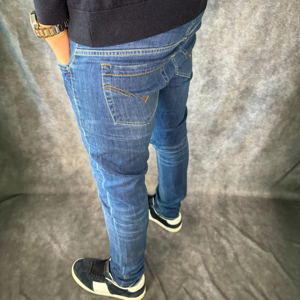 // Dondup George jeans | Storlek w30 |Benlängd: 105cm, midjemått: 40cm | Nypris runt 4000 | Kontakta för fler frågor eller funderingar // Deluxecloset . Jeans & Byxor.