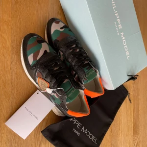 Camouflage sneakers från Philippe Model - Säljer ett par snygga sneakers från Philippe Model.  Skorna är helt nya, aldrig använda och är de perfekta skorna för hösten/vintern.  Originalförpackning och påse medföljer. Hör av er vid frågor! 